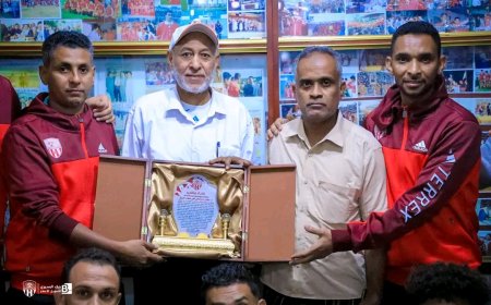 بعثة نادي شعب حضرموت تزور نادي أهلي صنعاء وتهديه درعًا تذكاريًا