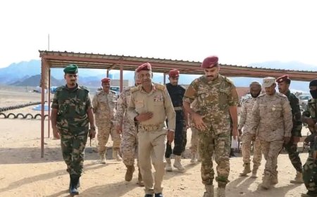 قائد المنطقة العسكرية الثانية يتفقد لواء بارشيد ومعسكر الحمراء بحضرموت