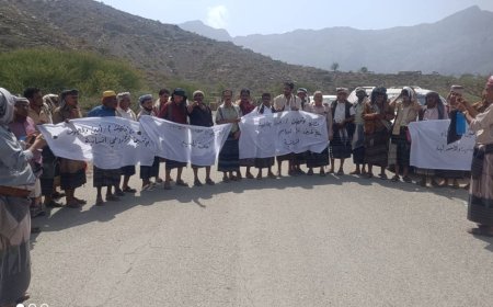 وفد من قبائل أبين يزور لودر للمطالبة بفتح طريق ثرة وأبناء المنطقة ينفذون وقفة احتجاجية حاشدة