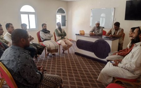 قيادة مؤسسة وادي دوعن للتنمية تلتقي برؤساء الأقسام لمناقشة تطوير المشاريع