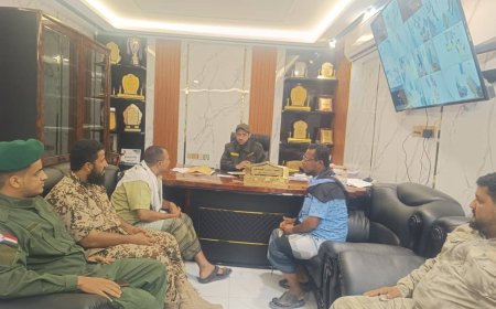 توحيد الجهود الأمنيه في لحج .. العميد "الشوحطي" يجتمع مع قائد نقطة مصنع  الحديد لتبادل المعلومات وتذليل العقبات بين النقاط الأمنيه.