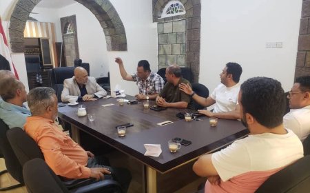 محافظ تعز يناقش سبل تعزيز الإنتاج الفني لدعم معركة الوعي الوطني