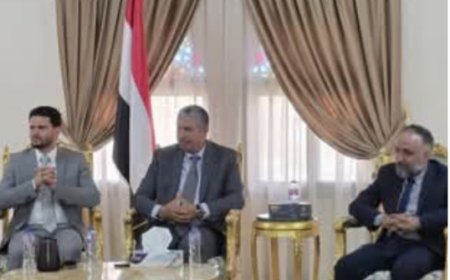 تكريم السفير بحاح لأعضاء فرقة "مسرح اليمن" بالقاهرة احتفاءً بنجاح عرض "البحر يتكلم عربي":