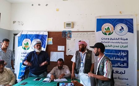هيئة الخليج وعدن للتنمية والخدمات الإنسانية توزع مساعدات مالية لعدد"324" معلما ومعلمة بمدارس سرار -يافع