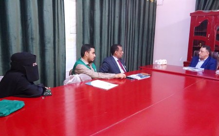 أمين عام محلي أبين الحامد يناقش مع مدير مؤسسة يماني تقديم عدد من السلال الغذائية لأبناء مديريات جيشان ومودية والمحفد