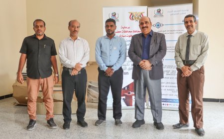 تربية ساحل حضرموت تتسلم مساهمة مؤسسة الصندوق الخيري للطلاب المتفوقين من الأثاث المدرسي