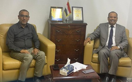 المُلحق الثقافي بسفارة الجمهورية اليمنية في القاهرة يستقبل مؤسس وعميد كلية مجتمع حضرموت الدولية