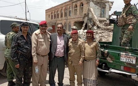 رئيس العمليات المشتركة وقائد اللواء الثالث مشاة يزوران مبنى إدارة قعطبة