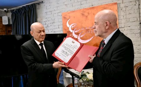 رئيس مجلس القيادة يكرم رئيس معهد الدراسات الشرقية الروسي بوسام الاستحقاق في الآداب