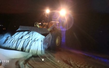 بتوجيهات محافظ شبوة.. إزاحة الرمال وفتح الطريق الساحلي في منطقة عرقة بمديرية رضوم