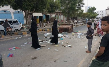 نساء في تعز يقطعن الخط الرابط بين جامعة تعز وجولة نادي الصقر.