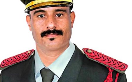 النقيب معاذ الحوشبي يهنئ الملازم مالك الربيعي بتخرجه من دفعة الشهيد علي عبدالله طزح