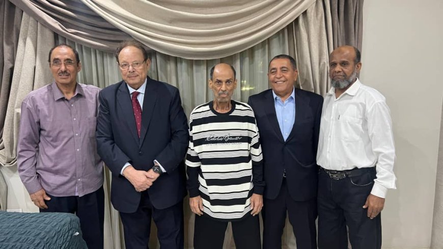 الرئيس علي ناصر محمد يقوم بزيارة الكابتن جميل سيف في مقر إقامته في العاصمة المصرية القاهرة