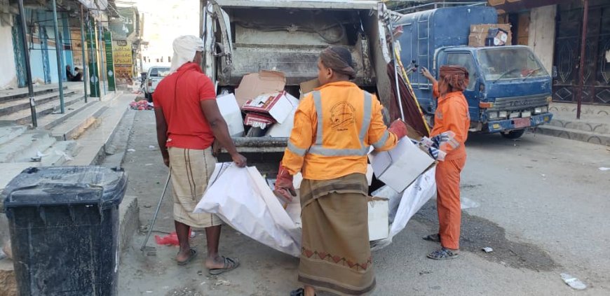 في عيد العمال العالمي .. باقات ورد لمهندسي النظافة