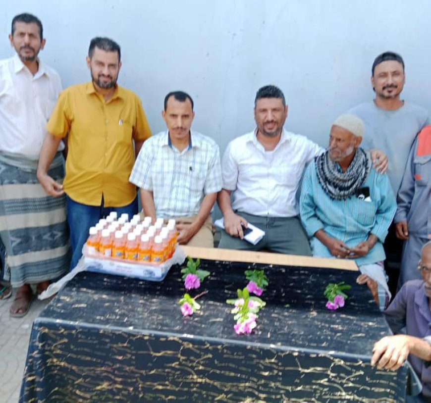 مدير المؤسسة العامة للآثاث المدرسية يحتفل مع موظفيه باليوم العالمي للعمال