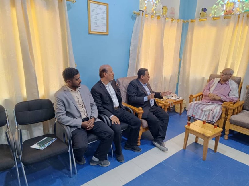 بحث أوجه التعاون المشترك بين مؤسسة الصندوق الخيري للطلاب المتفوقين ومكتب وزارة التربية والتعليم بحضرموت الوادي والصحراء