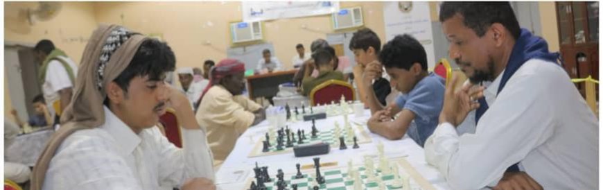 المعارك تشتد في بطولة الفقيد العكبري الشطرنجية العاشرة بالمكلا.. بامعلم ينفرد وحيداً بالصدارة والعميري يلاحقه وصراع النقاط الثلاث ساخن ومثير