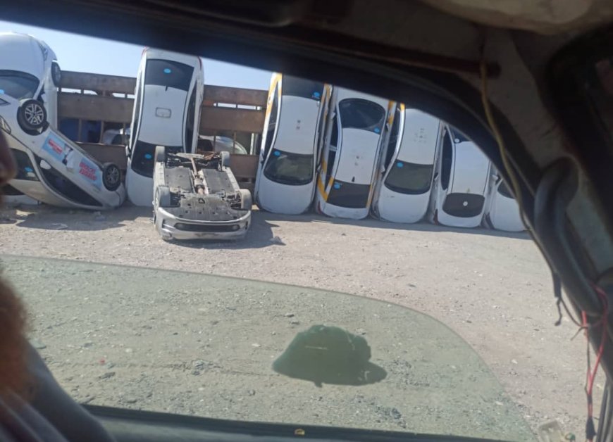 انقلاب قاطرة محملة بسيارات مستخدمة في دوفس بأبين ..تفاصيل