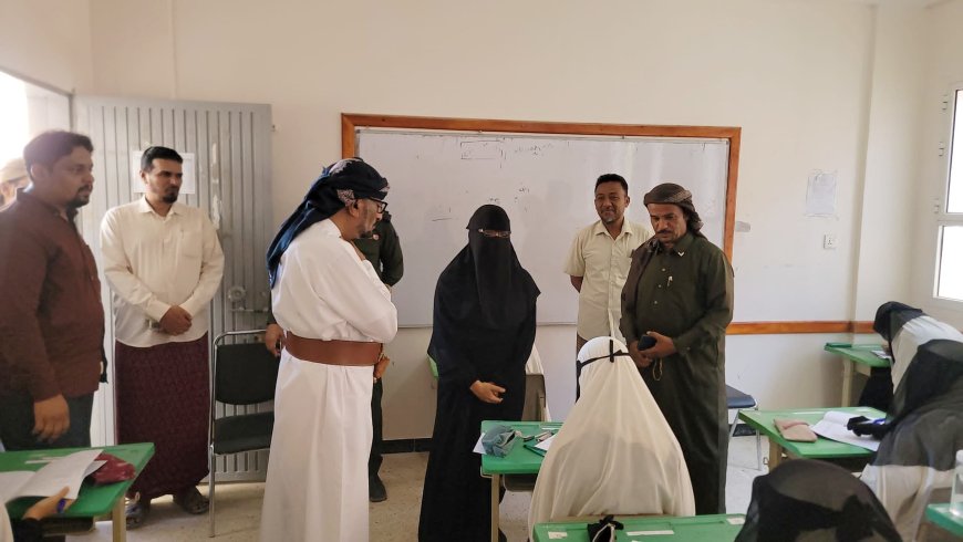 مدير عام شبام يدشّن امتحانات الثانوية العامة للعام 2024-2025م ويتفقد سيرها في القاعات الامتحانية
