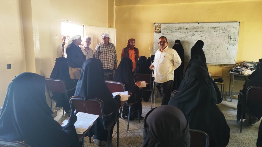 عضو الجمعية الوطنية والمدير العام ومدير التربية يدشّـنون اختبارات الثانوية العامة في يافع رصد