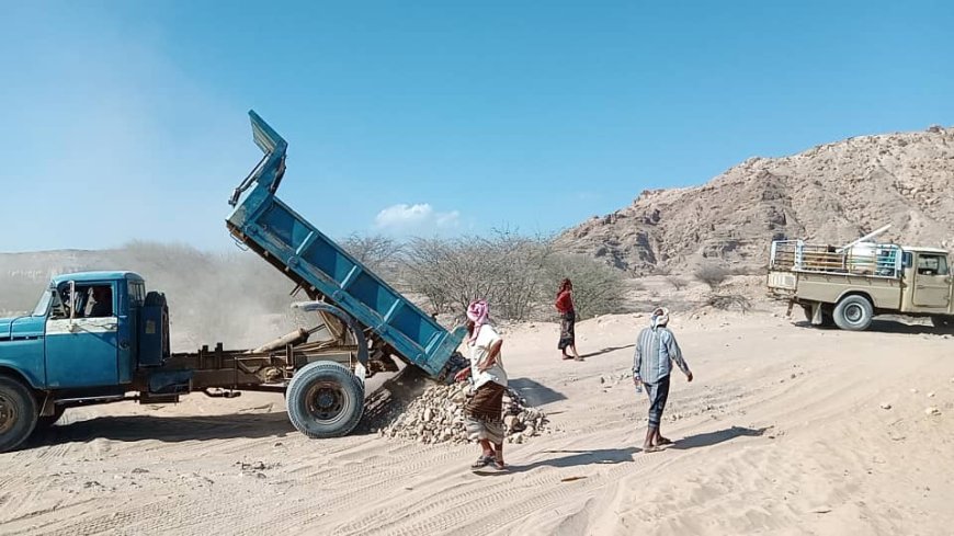 أهالي وادي حمراء بالمحفد ينتفضون لإصلاح طريقهم.. ومطالبات بتدخل حكومي لإنهاء سنوات المعاناة