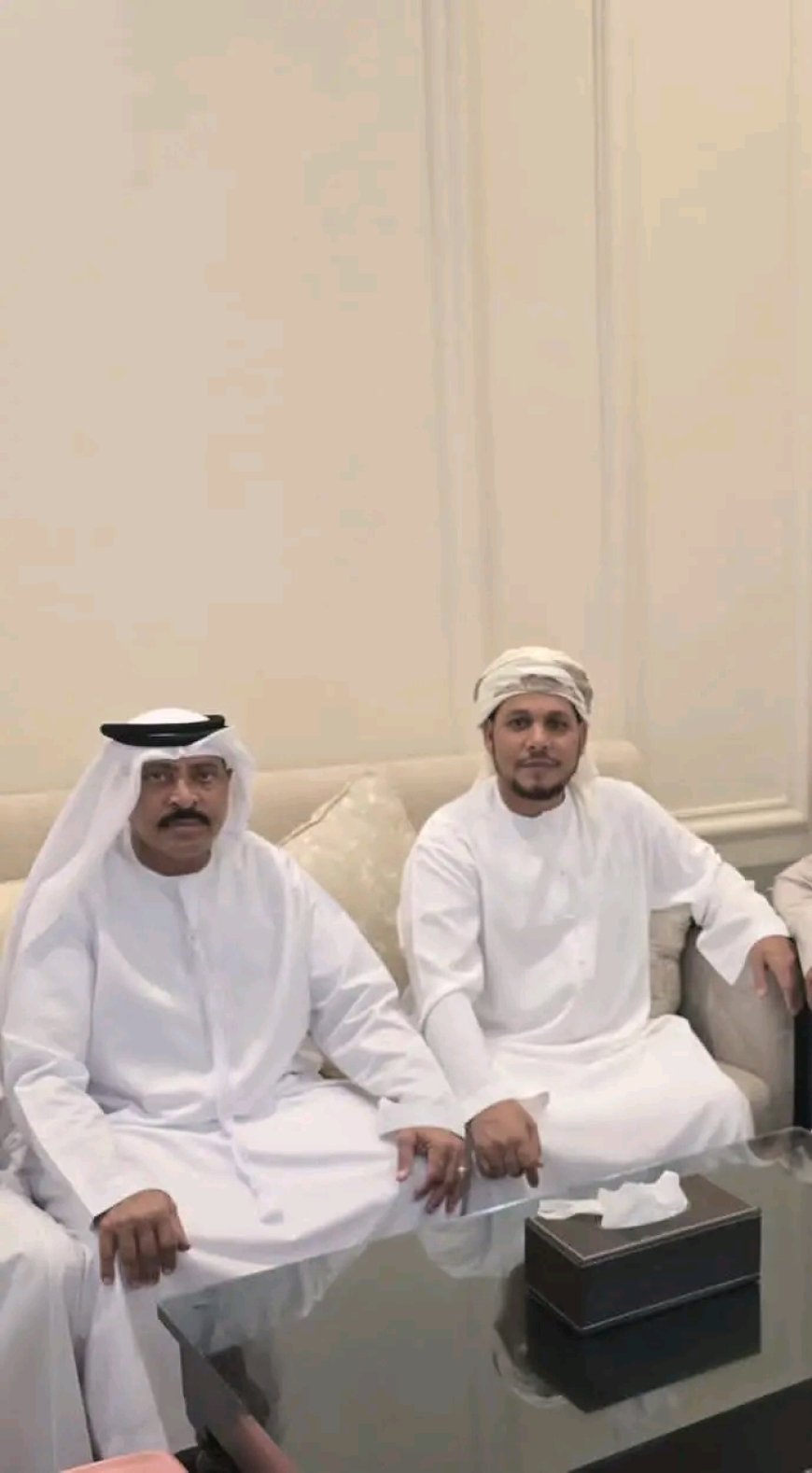 محافظ سقطرى يلتقي السلطان بن عفرار في أبوظبي ويبحثان سبل تعزيز التعاون لخدمة الأرخبيل