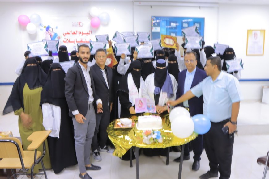 قابلات قسم الطوارئ التوليدية بهيئة مستشفى سيئون العام يحتفلن باليوم العالمي للقابلات