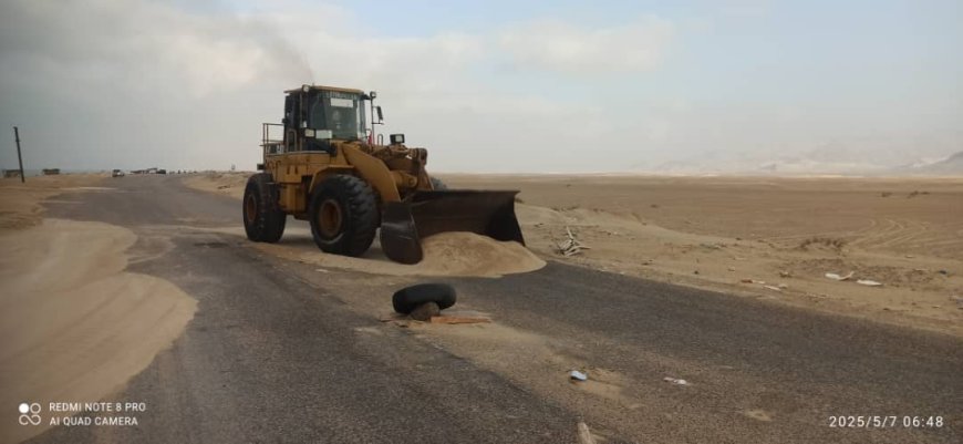 بتوجيهات مباشرة من دولة رئيس مجلس الوزراء الأستاذ سالم بن بريك تبداء أعمال الصيانه وإزاحة الرمال بالطريق الدولي المكلا عدن