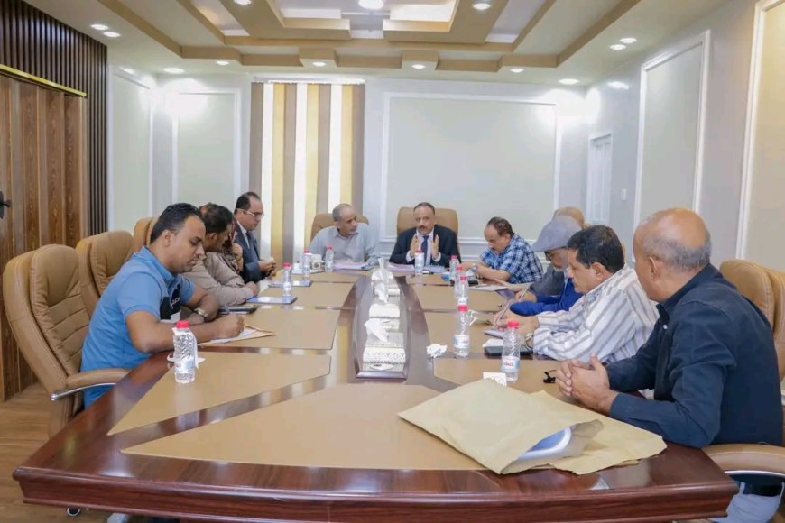 وزير النقل يناقش مع المستشار الفريق الصبيحي عدة قضايا متعلقة بمشروعي مطار عدن المستقبلي ومنفذ رأس العارة البحري