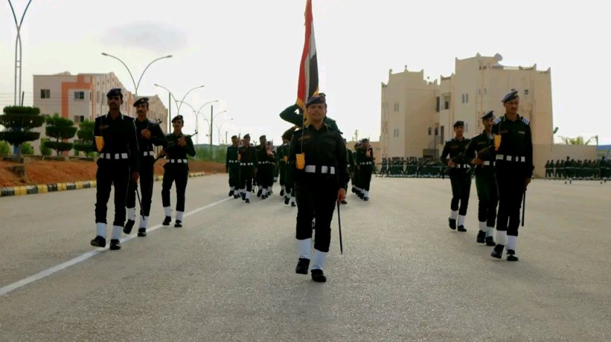 مدير كلية الشرطة حضرموت يشهد طابور الختام الأسبوعي ويؤكد: مخرجات الكلية ركيزة لأمن الوطن واستقراره..فلنكن على قدر الثقة والمسؤولية