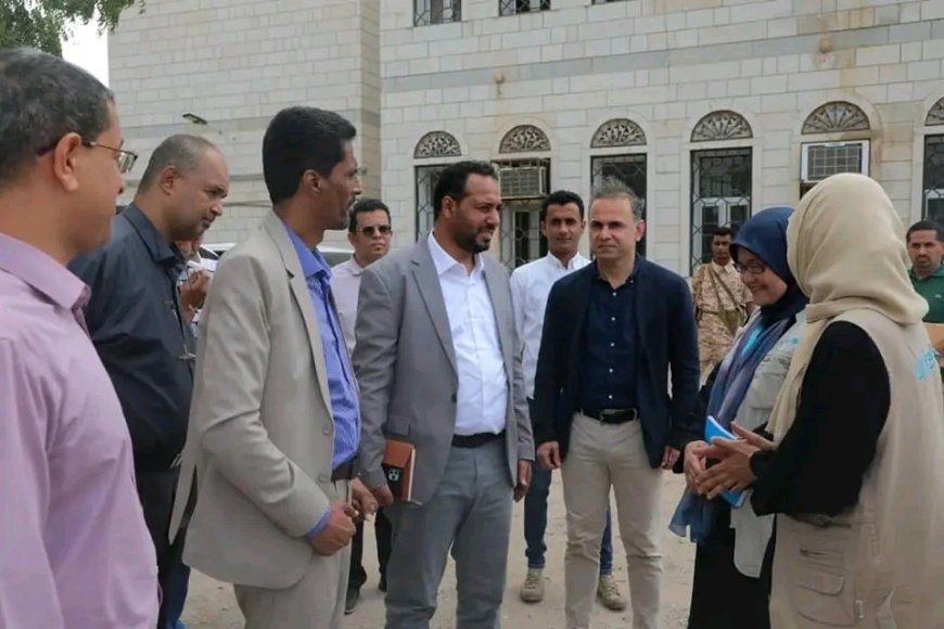 الوزير العكبري يتفقد سير العمل في تنفيذ مشروع منظومة الطاقة الشمسية المتكاملة لمبنى ديوان الوزارة