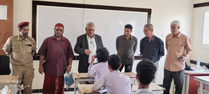 ضمن زياراته الميدانية للمراكز الاختبارية.. مدير عام مكتب التربية بالضالع يزور مراكز مدينة الضالع