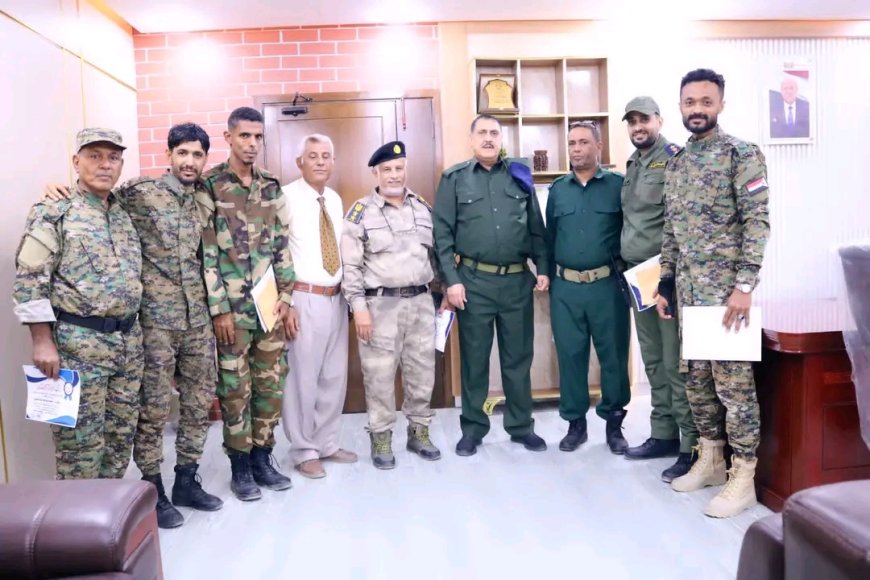 مدير أمن عدن يكرم مديري شرطة المنصورة والقاهرة وأفرادًا لجهودهم في مكافحة الجريمة