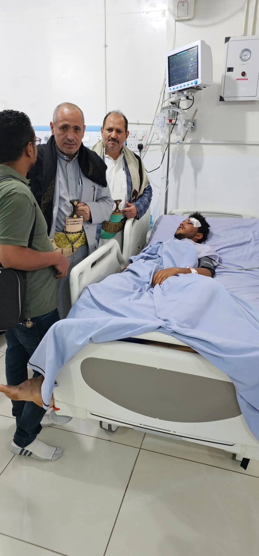 وكيل أول محافظة تعز يطمئن على صحة الشاب الذي تعرض لقنص من مليشيا الحوثي شرق مدينة تعز