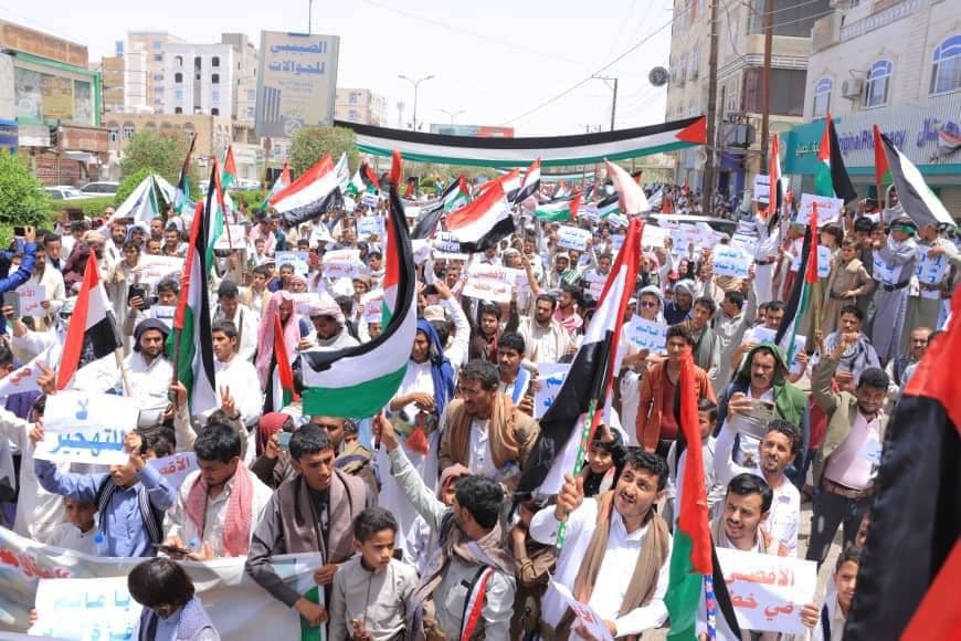 وقفة احتجاجية في تعز تضامناً مع غزة ورفضاً لخطط التهجير والصمت العربي "المخزي.