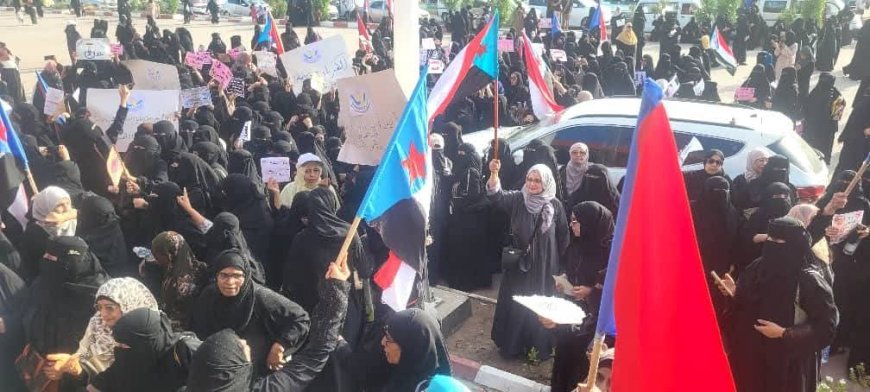 احتجاجات نسوية في عدن.. صرخة مدنية تندد غياب الخدمات والانهيار الاقتصادي