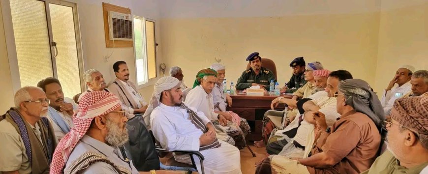 إدارة أمن حورة ووادي العين تعقد اجتماعًا مع المشائخ والاعيان وعقال الحارات لتعزيز مستوى التنسيق الأمني لتثبيت دعائم الامن والاستقرار