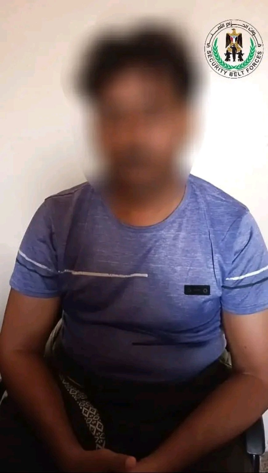 قوات الحزام الأمني بلحج تلقي القبض على متهم فار في جريمة قتل وقعت بالمخا