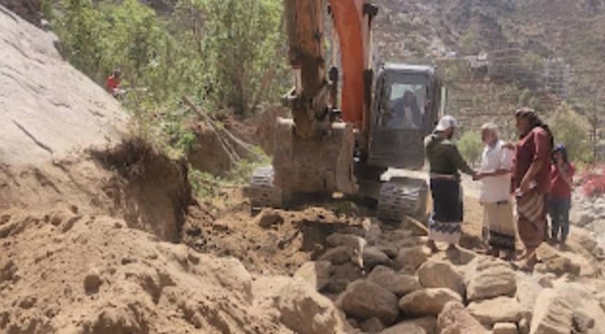 مدير عام يهر يتفقد العمل بمشروع طريق ضيك - المفلحي
