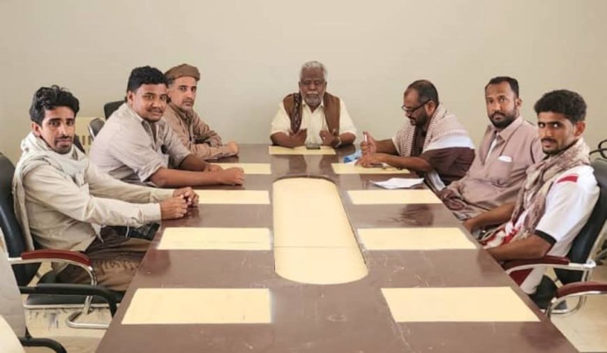 مدير عام مديرية ميفعة محافظة شبوة يلتقي أعضاء فريق شباب مبادرة عزان
