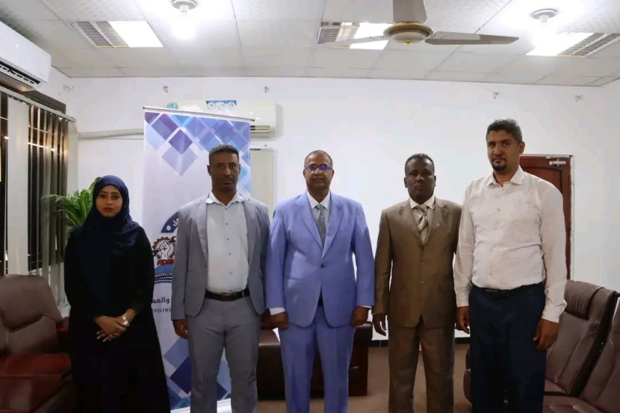 أمام الوزير الزعوري رئيس واعضاء لجنة التحكيم العمالية يؤدون اليمين ويوجههم بسرعة البت في المنازعات العمالية