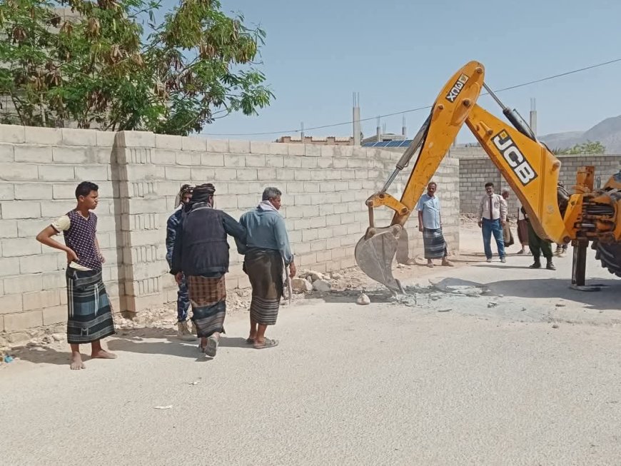 بتوجيهات السلطة المحلية بمديرية الروضة.. مكتب الاشغال بالمديرية ينفذ حملة لإزالة المطبات من شوارع المدينة تحت شعار "معاً نحو مدينة أكثر أماناً وتنظيماً"