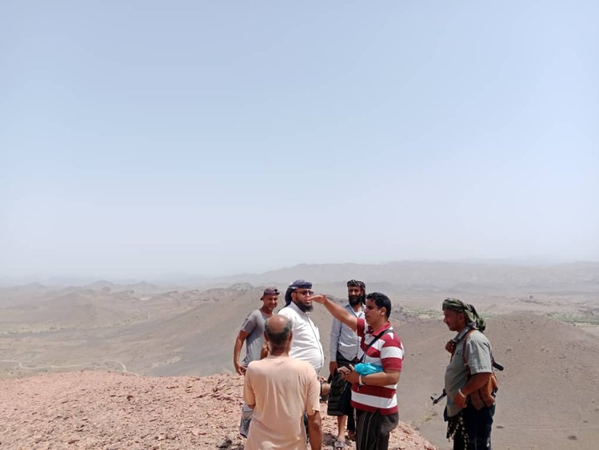 مدير عام المضاربة رأس العارة يستقبل فريق هندسي من شركة يمن موبايل لتحديد موقع برج اتصالات في عاصمة المديرية الشط