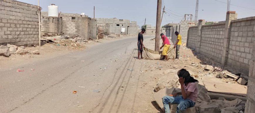 حملة النظافة تواصل عملها في الشارع الرئيسي لسوق مدينة شقرة بأبين