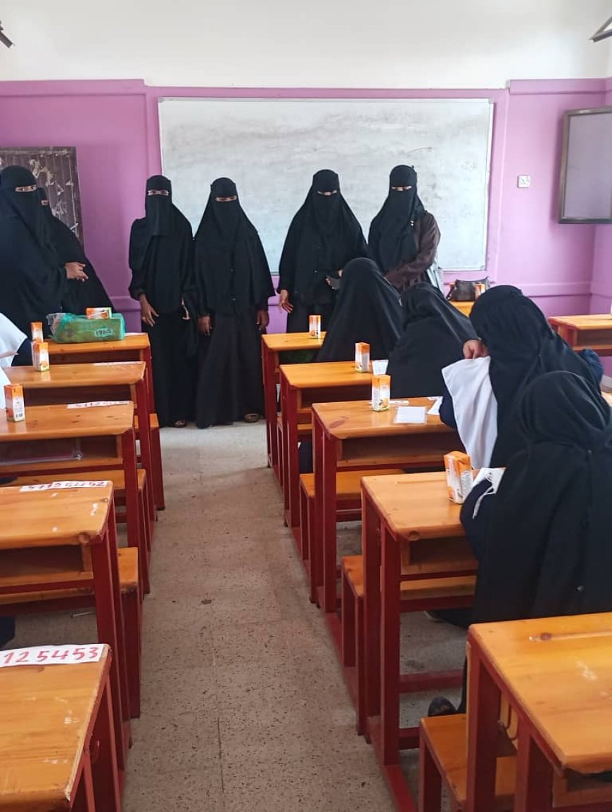 جمعية نهضة المسيمير توزع عصائر ومياه شرب لطلاب الثالث الثانوي في مجمع الفتح