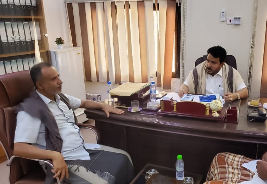 الجوهي والعساني يناقشان سبل تحسين خدمات الاتصال بالمديرية