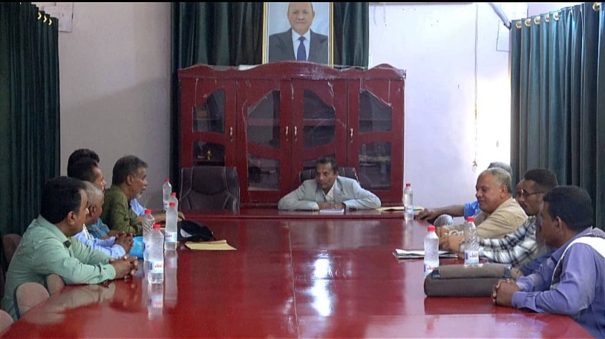 محافظ أبين يلتقي باللجنة التحضيرية لتأبين الشاعر الفقيد إيهاب باضاوي ( أبو آبة )