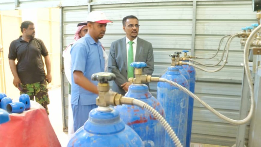 الأمين العام لمحلي حضرموت يدشن استلام أدوية طبية لمرضى القلب والأمراض المزمنة ويفتتح مصنع إنتاج الأكسجين بمركز نبض الحياة