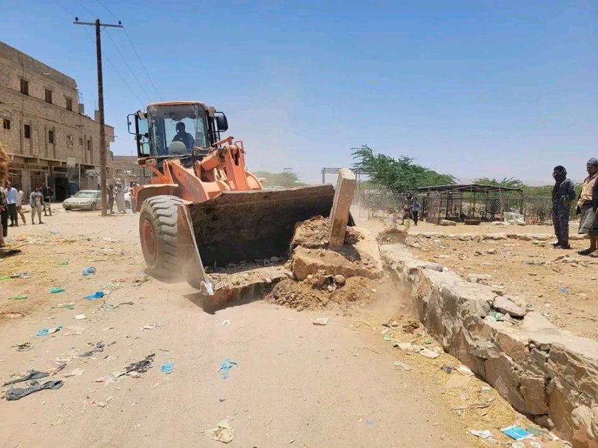 تنفيذاً لتوجيهات المحافظ بن الوزير.. لجنة الخدمات تنفذ حملة إزالة عشوائيات في وحدة جوار 111