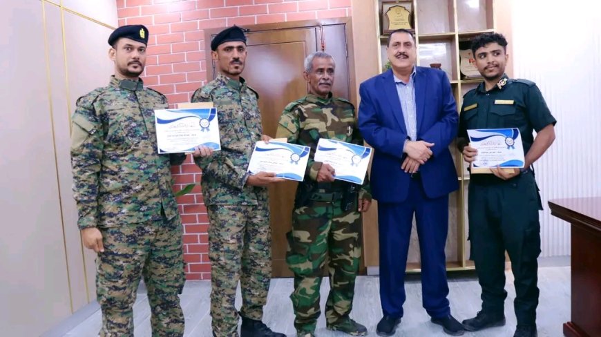تكريم مدير شرطة الممداره وعدد من افراده من قبل مدير أمن عدن نضير نجاحهم الامني